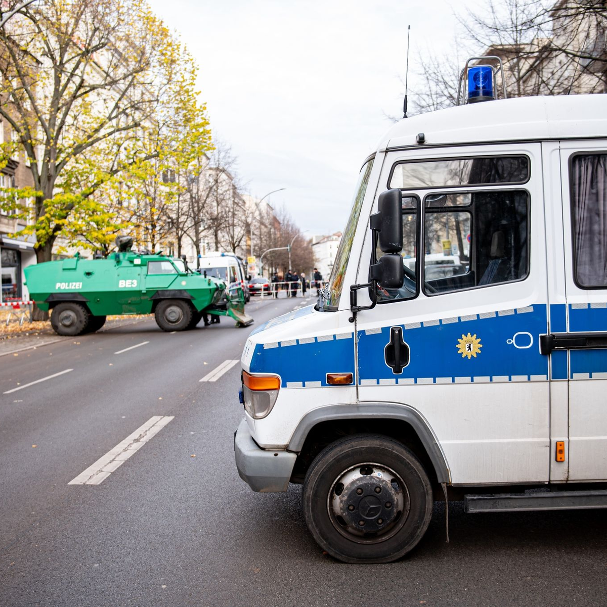 Polizeifahrzeuge und Absperrband vor einer Synagoge in Berlin. - Foto: Fabian Sommer/dpa