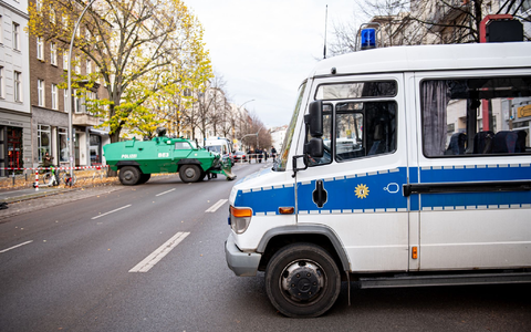 Polizeifahrzeuge und Absperrband vor einer Synagoge in Berlin. - Foto: Fabian Sommer/dpa
