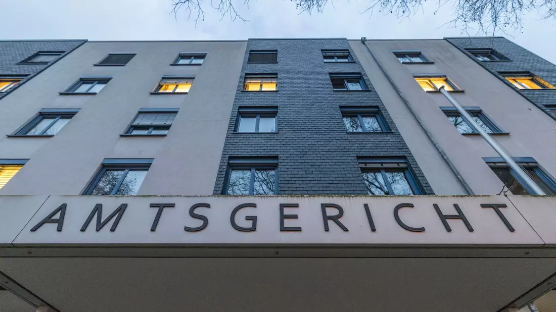Das Amtsgericht Leverkusen hat wegen der Planung und Vorbereitung eines Terroranschlags einen Haftbefehl gegen einen 15-Jährigen aus dem Rheinisch-Bergischen-Kreis in Nordrhein-Westfalen erlassen. - Bild: Christoph Reichwein/dpa