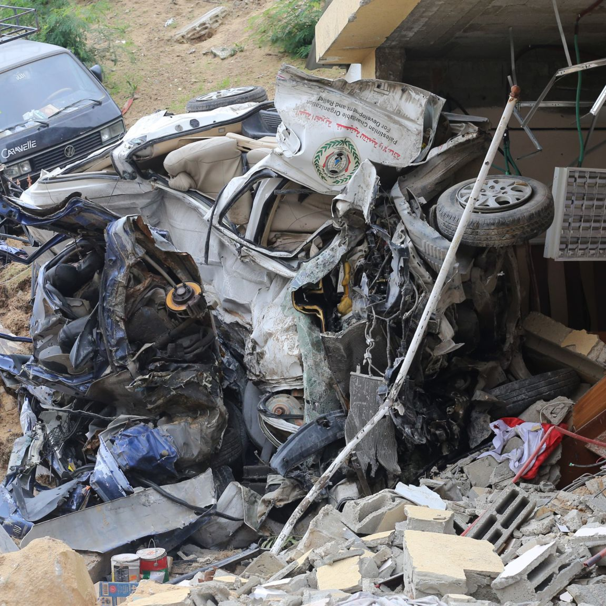 Die Überreste eines Fahrzeugs liegen vor dem zerstörten indonesischen Krankenhaus in Beit Lahia im Gazastreifen. - Foto: Mohammed Alaswad/APA Images via ZUMA Press Wire/dpa