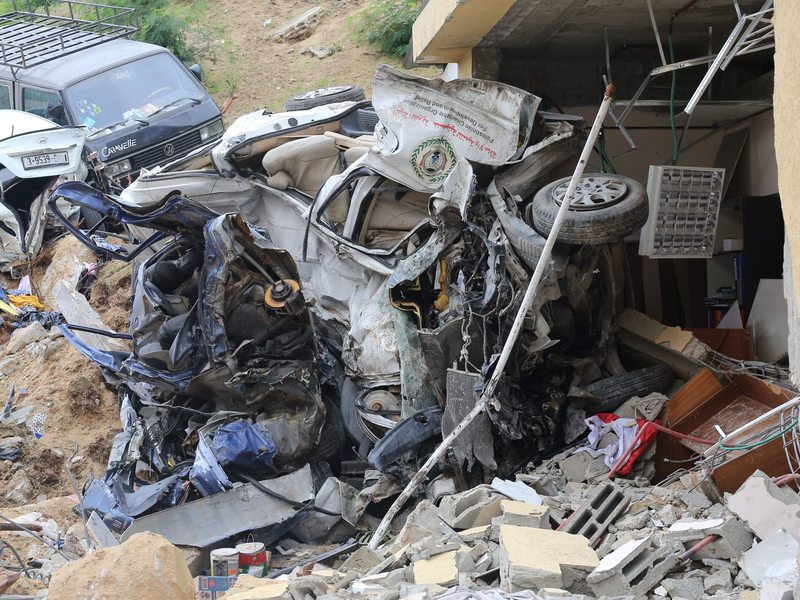 Die Überreste eines Fahrzeugs liegen vor dem zerstörten indonesischen Krankenhaus in Beit Lahia im Gazastreifen. - Foto: Mohammed Alaswad/APA Images via ZUMA Press Wire/dpa