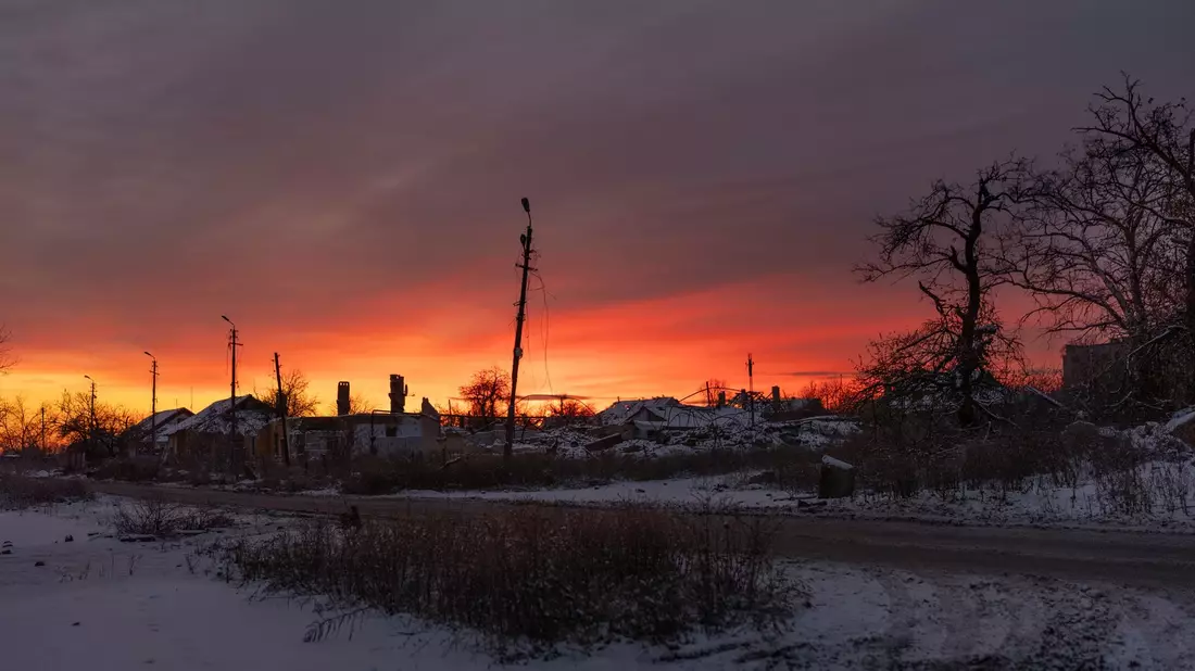 Blick auf das vom Krieg gezeichnete  Tschassiw Jar in der Region Donezk. - Bild: Alex Babenko/AP/dpa
