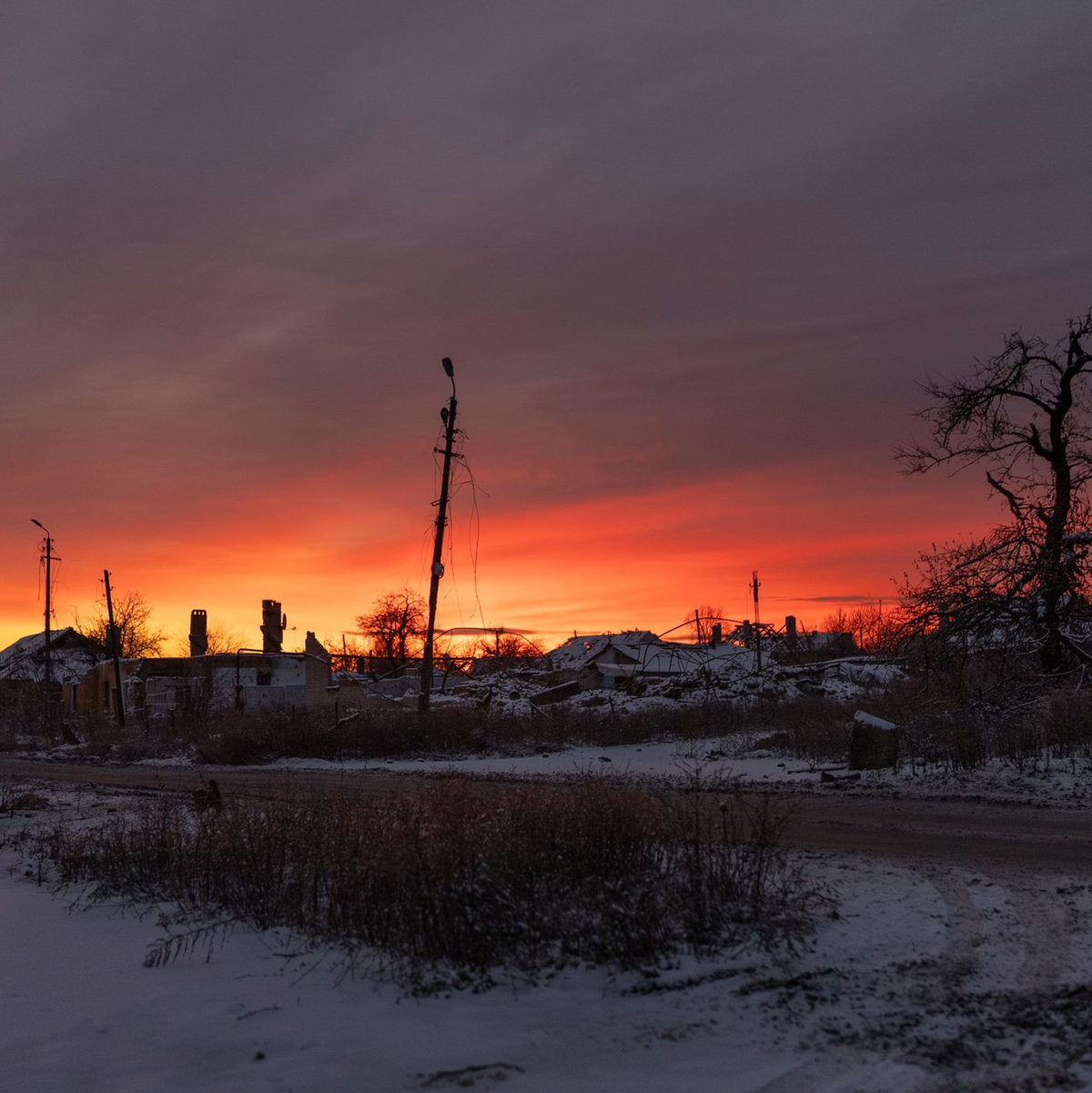 Blick auf das vom Krieg gezeichnete  Tschassiw Jar in der Region Donezk. - Foto: Alex Babenko/AP/dpa