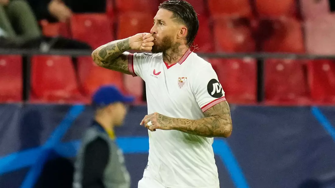 Sevilla-Verteidiger Sergio Ramos jubelt über seinen Treffer - es ist das 10.000. in der Champions-League-Historie. - Bild: Jose Breton/AP/dpa