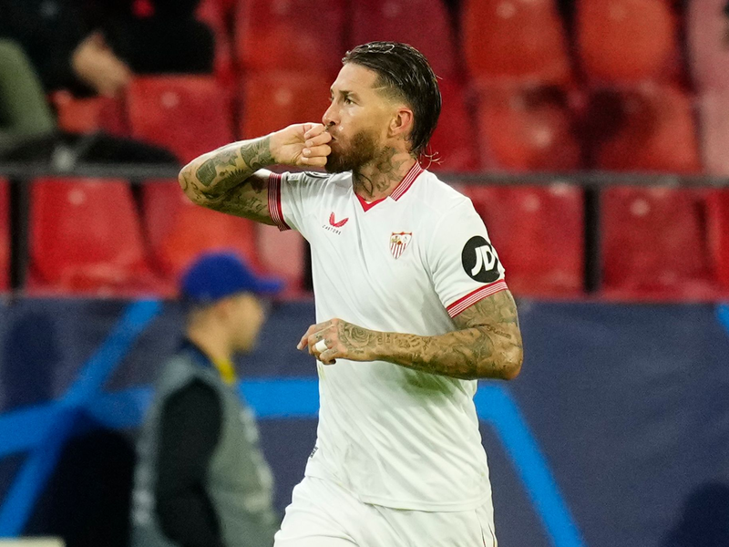 Sevilla-Verteidiger Sergio Ramos jubelt über seinen Treffer - es ist das 10.000. in der Champions-League-Historie. - Foto: Jose Breton/AP/dpa
