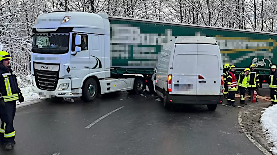 POL-HM: Transporter prallt in Sattelzug - Feuerwehr befreit verletzten Fahrer aus dem Fahrzeug - Bild: presseportal.de