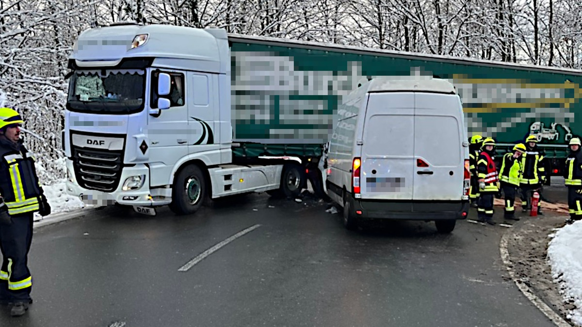 POL-HM: Transporter prallt in Sattelzug - Feuerwehr befreit verletzten Fahrer aus dem Fahrzeug - Foto: presseportal.de