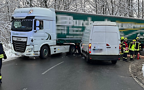 POL-HM: Transporter prallt in Sattelzug - Feuerwehr befreit verletzten Fahrer aus dem Fahrzeug - Foto: presseportal.de