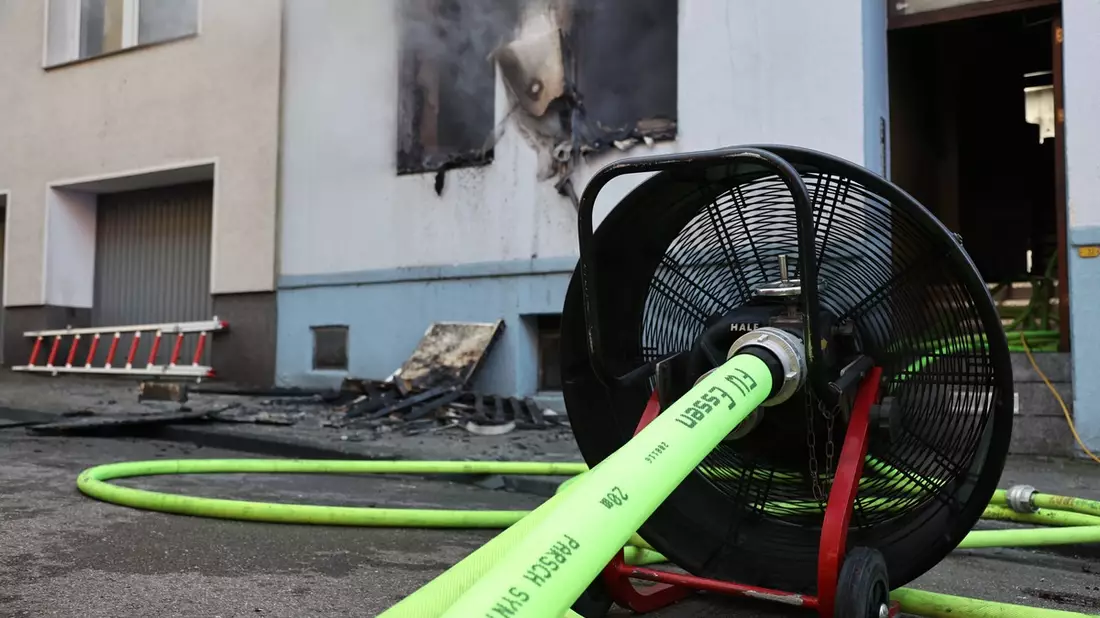 FW-E: Wohnungsbrand in einem Mehrfamilienhaus - gesamter Treppenraum verraucht - Bild: presseportal.de