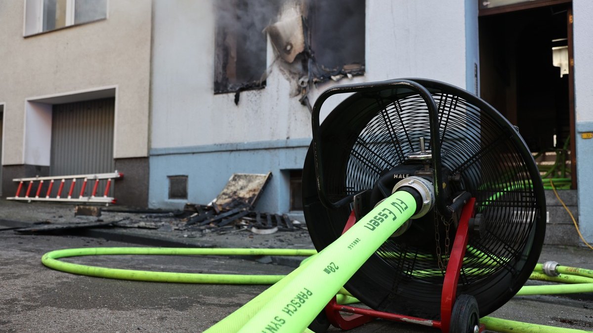 FW-E: Wohnungsbrand in einem Mehrfamilienhaus - gesamter Treppenraum verraucht - Foto: presseportal.de