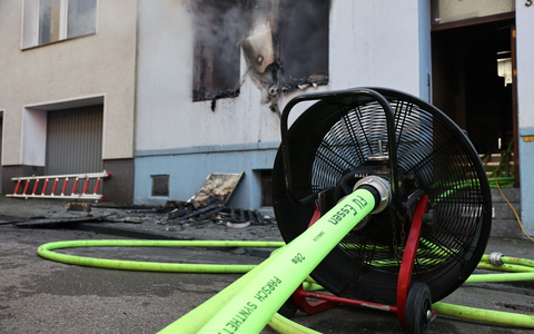 FW-E: Wohnungsbrand in einem Mehrfamilienhaus - gesamter Treppenraum verraucht - Foto: presseportal.de