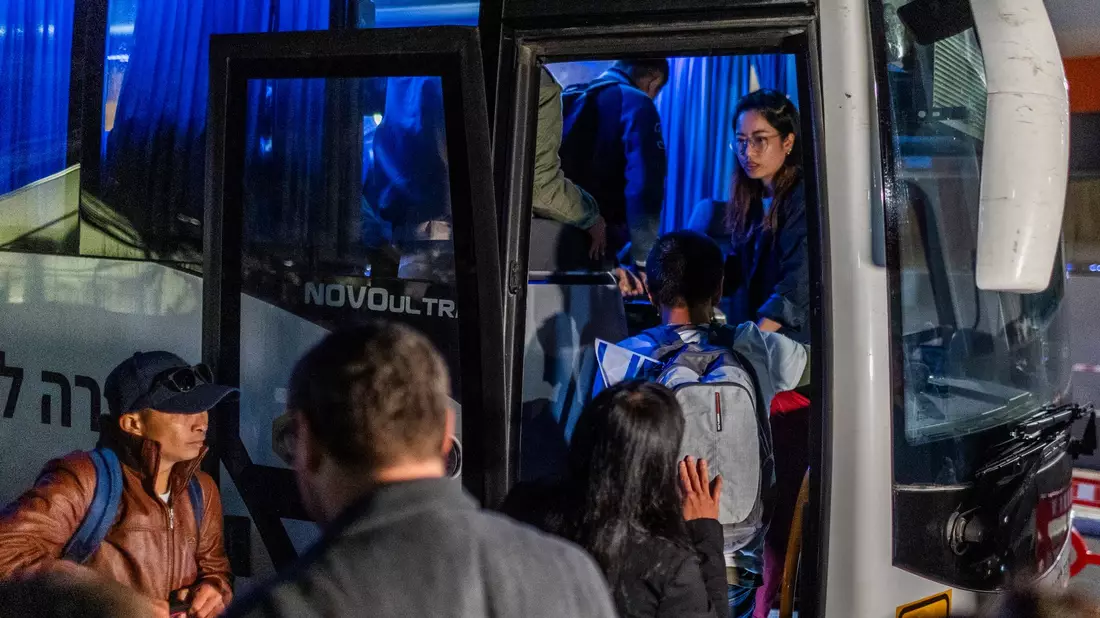 Thailändische Arbeitsmigranten besteigen nach dem Verlassen des Krankenhauses einen Bus. Sie sind nach über 50 Tagen Hamas-Gefangenschaft freigelassen worden. - Bild: Ilia Yefimovich/dpa