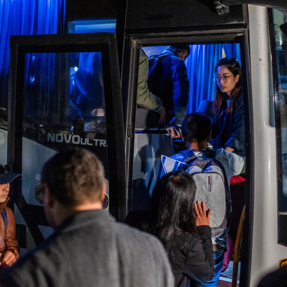 Thailändische Arbeitsmigranten besteigen nach dem Verlassen des Krankenhauses einen Bus. Sie sind nach über 50 Tagen Hamas-Gefangenschaft freigelassen worden. - Foto: Ilia Yefimovich/dpa