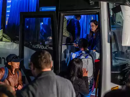 Thailändische Arbeitsmigranten besteigen nach dem Verlassen des Krankenhauses einen Bus. Sie sind nach über 50 Tagen Hamas-Gefangenschaft freigelassen worden. - Foto: Ilia Yefimovich/dpa