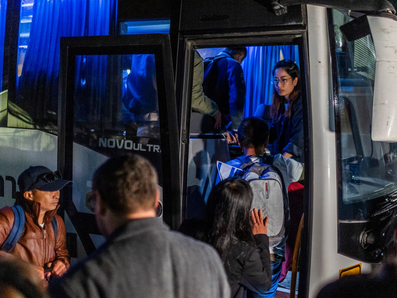 Thailändische Arbeitsmigranten besteigen nach dem Verlassen des Krankenhauses einen Bus. Sie sind nach über 50 Tagen Hamas-Gefangenschaft freigelassen worden. - Foto: Ilia Yefimovich/dpa