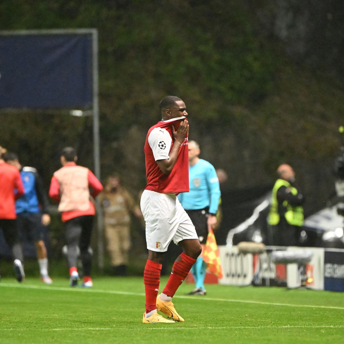 Bragas Sikou Niakaté sah in der ersten Halbzeit die Rote Karte. - Foto: Matthias Koch/dpa