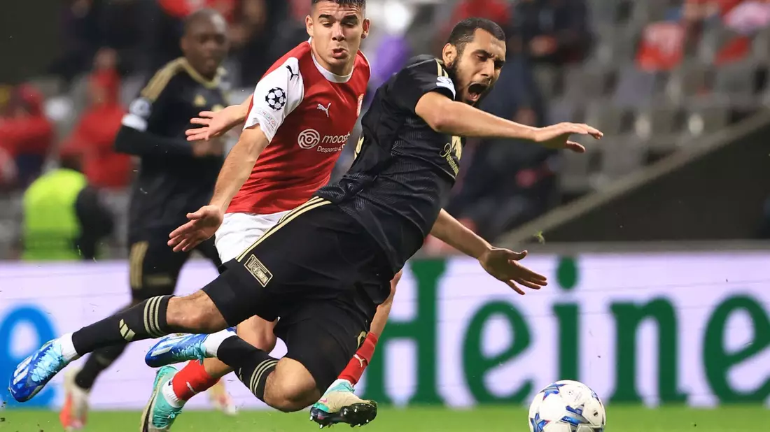 Der Unioner Aissa Laidouni (r) wird von Bragas Victor Gomez zu Fall gebracht. - Bild: Luis Vieira/AP