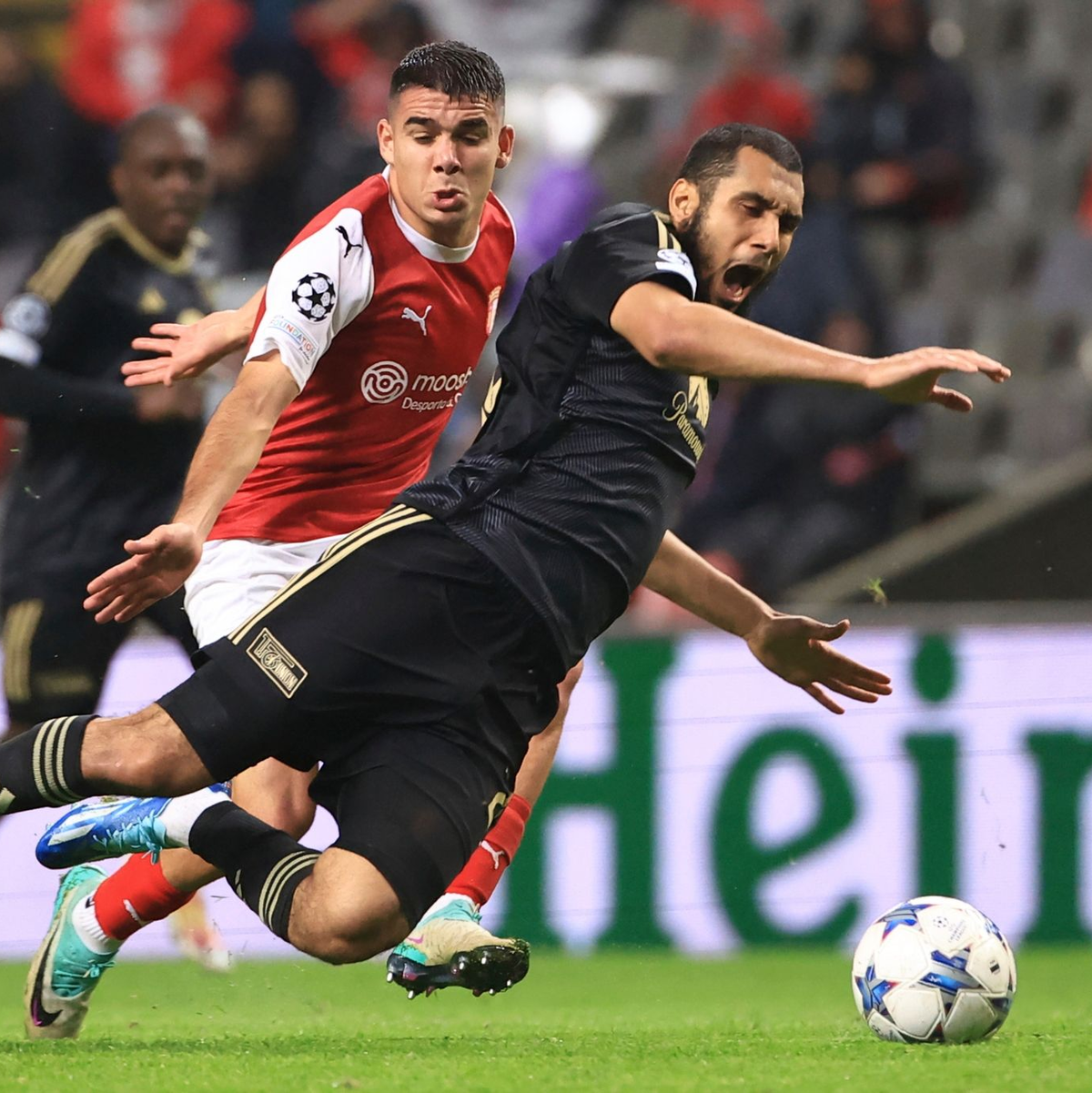 Der Unioner Aissa Laidouni (r) wird von Bragas Victor Gomez zu Fall gebracht. - Foto: Luis Vieira/AP