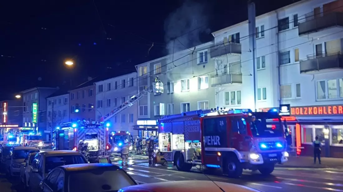 FW-E: Wohnungsbrand in einem Mehrfamilienhaus fordert mehrere verletzte Personen - Bild: presseportal.de