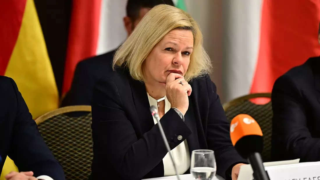 Nancy Faeser (SPD) habe die «veränderte Bedrohungslage» während des Kriegs in Nahost im Blick. - Bild: Marton Monus/dpa
