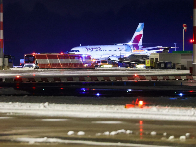 Eine Maschine der Fluggesellschaft Eurowings soll möglicherweise bei Glatteis von der Piste in den Grünstreifen gerutscht sein. - Foto: Bodo Marks/dpa