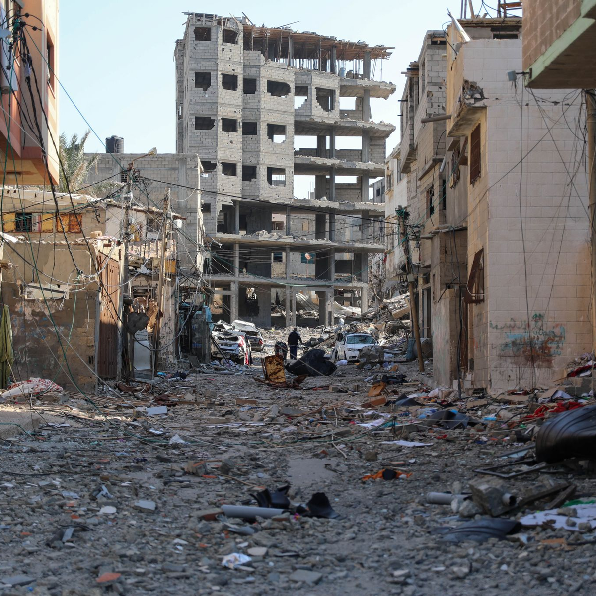 Zwei Männer laufen durch Gaza-Stadt. - Foto: Mohammed Ali/XinHua/dpa