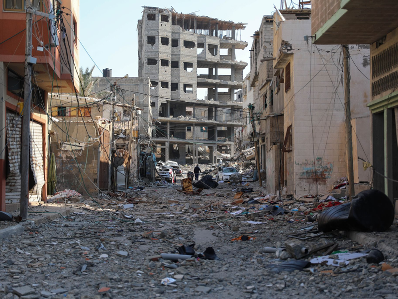 Zwei Männer laufen durch Gaza-Stadt. - Foto: Mohammed Ali/XinHua/dpa