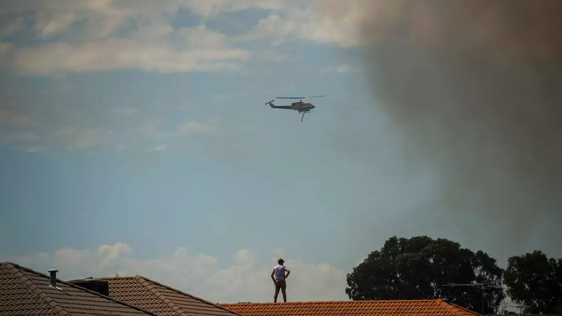 Ein Löschhubschrauber versucht einen Brand in Perth unter Kontrolle zu bringen. - Bild: Aaron Bunch/AAP/dpa