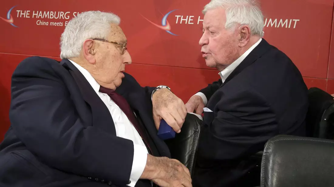Altbundeskanzler Helmut Schmidt (SPD, r) und der ehemalige US-Außenminister Henry Kissinger im Jahr 2012. - Bild: Christian Charisius/dpa