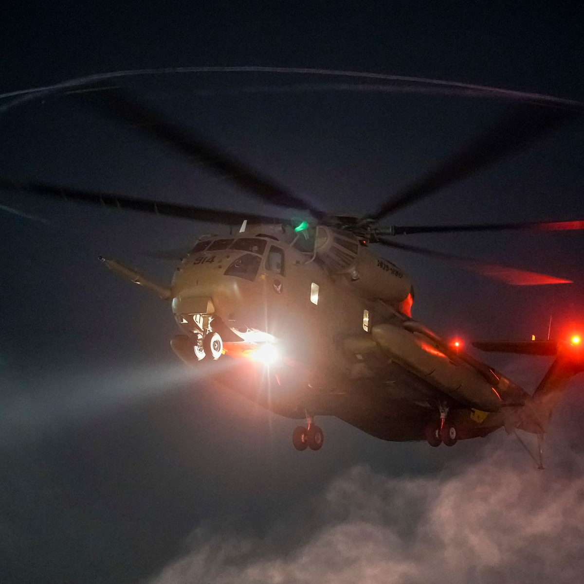 Ein Hubschrauber mit von der Hamas freigelassenen israelischen Geiseln landet auf dem Sheba Medical Center in Ramat Gan. - Foto: Leo Correa/AP/dpa