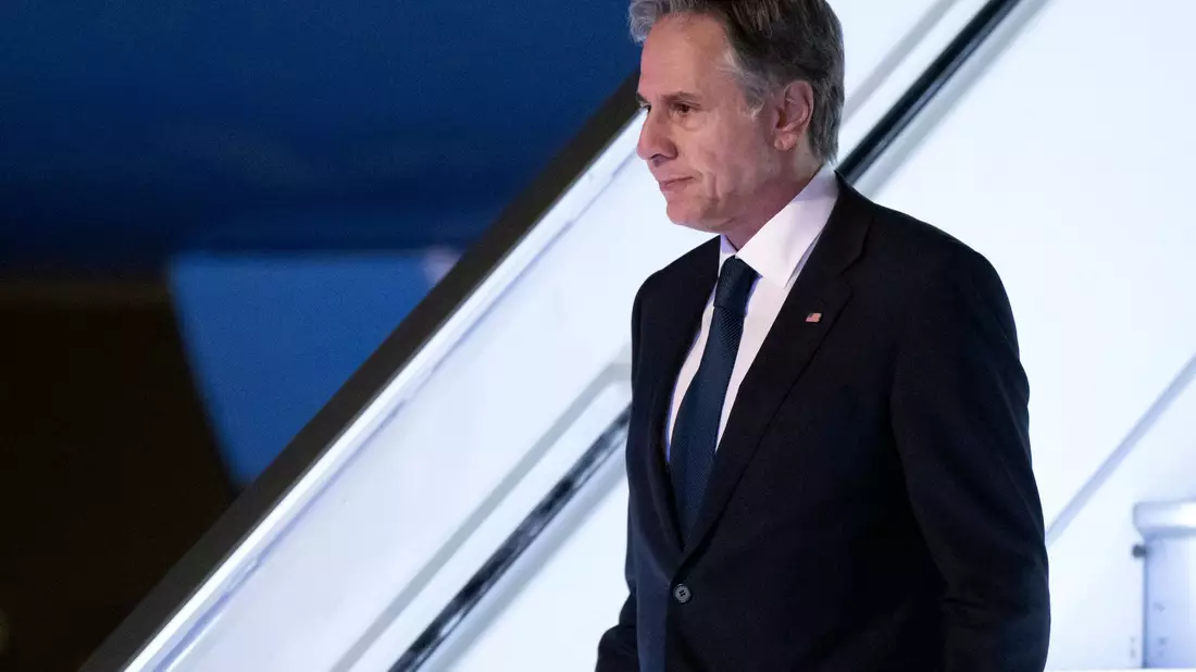 US-Außenminister Antony Blinken kommt auf dem Ben-Gurion-Flughafen in Tel Aviv an. - Bild: Saul Loeb/AFP Pool via AP/dpa