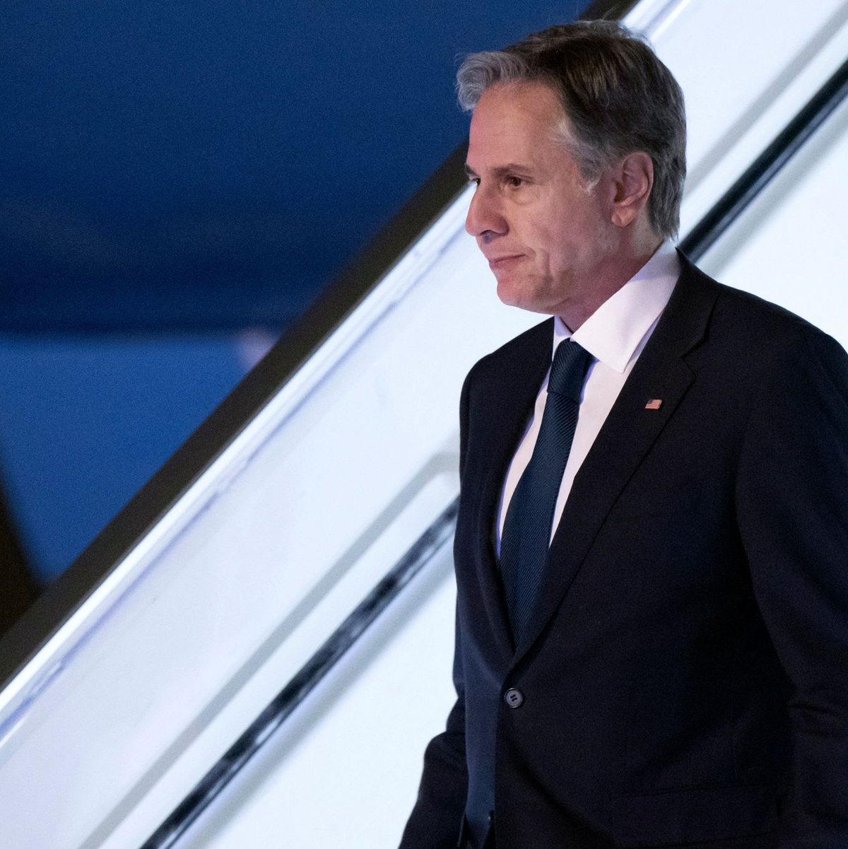 US-Außenminister Antony Blinken kommt auf dem Ben-Gurion-Flughafen in Tel Aviv an. - Foto: Saul Loeb/AFP Pool via AP/dpa
