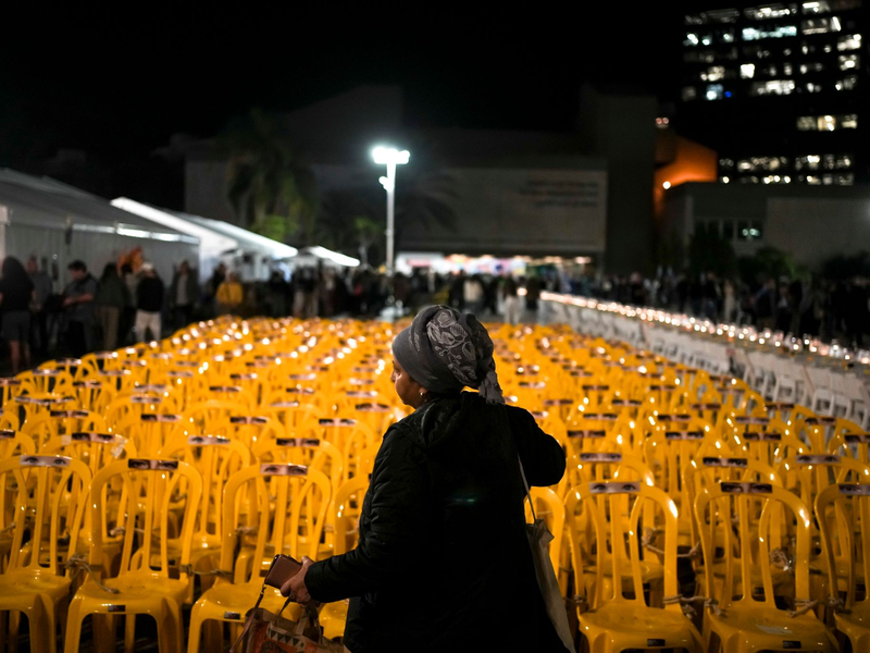 Tausende Israelis demonstrierten in Tel Aviv und anderen Städten für die Freilassung der Geiseln im Gazastreifen.  - Foto: Maya Alleruzzo/AP/dpa