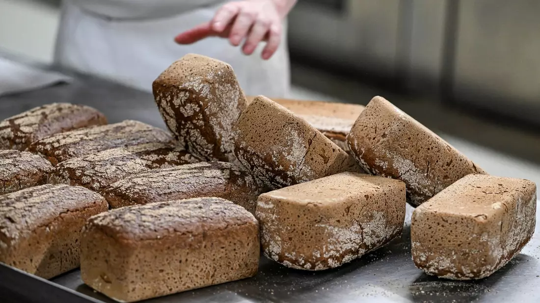 Vollkornbrote frisch aus dem Ofen. - Bild: Jens Kalaene/dpa