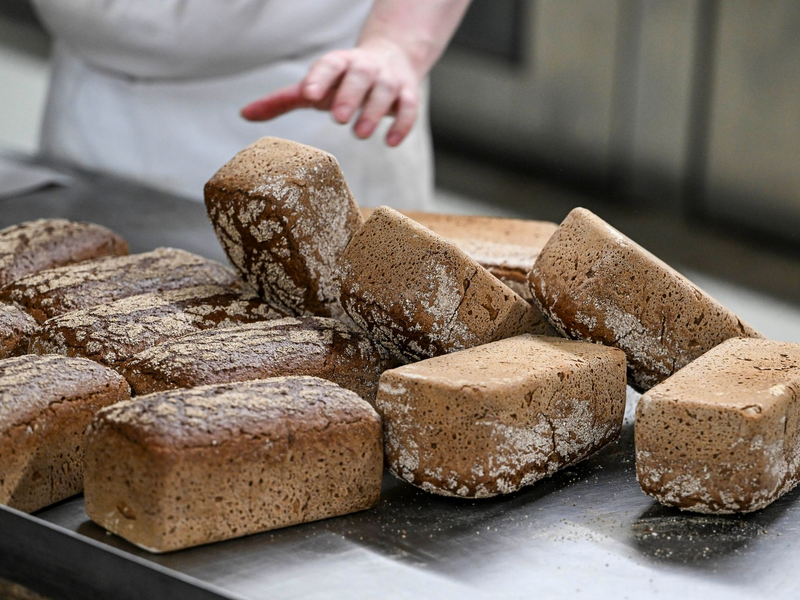Vollkornbrote frisch aus dem Ofen. - Foto: Jens Kalaene/dpa