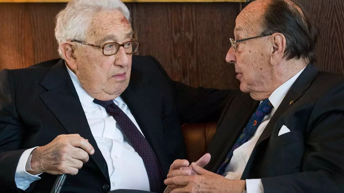 Der frühere Außenminister Hans-Dietrich Genscher (r) mit Henry Kissinger beim Empfang zum 90. Geburtstag Kissingers 2013. - Bild: Gero Breloer/AP-Pool/dpa