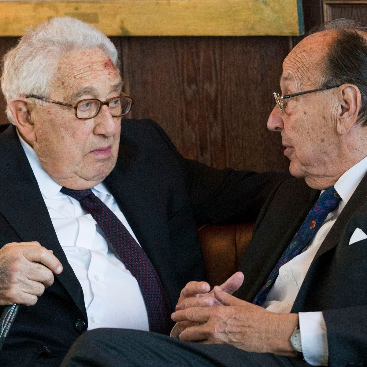 Der frühere Außenminister Hans-Dietrich Genscher (r) mit Henry Kissinger beim Empfang zum 90. Geburtstag Kissingers 2013. - Foto: Gero Breloer/AP-Pool/dpa