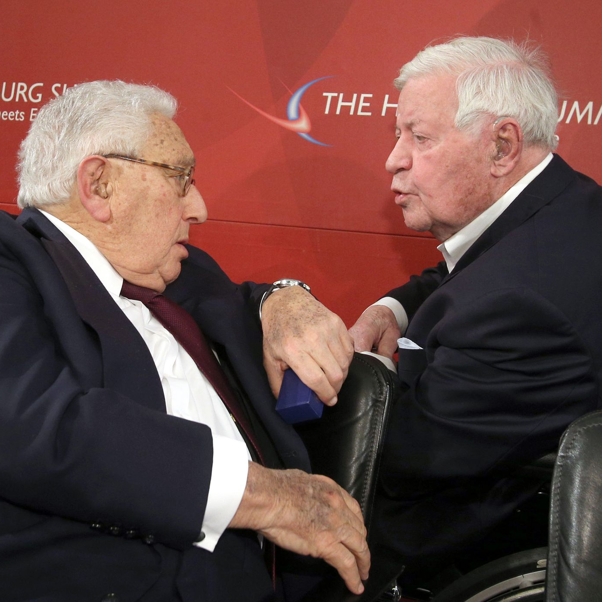 Altbundeskanzler Helmut Schmidt (r) und der ehemalige US-Außenminister Henry Kissinger im Jahr 2012. - Foto: Christian Charisius/dpa