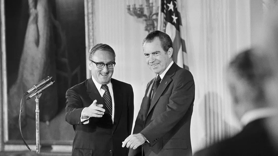 Unter Richard Nixon (r) wurde Henry Kissinger Außenminister. - Bild: Uncredited/AP