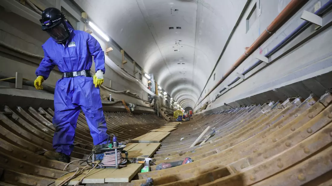 Sanierungsarbeiten im Alten Elbtunnel in Hamburg. - Bild: Christian Charisius/dpa