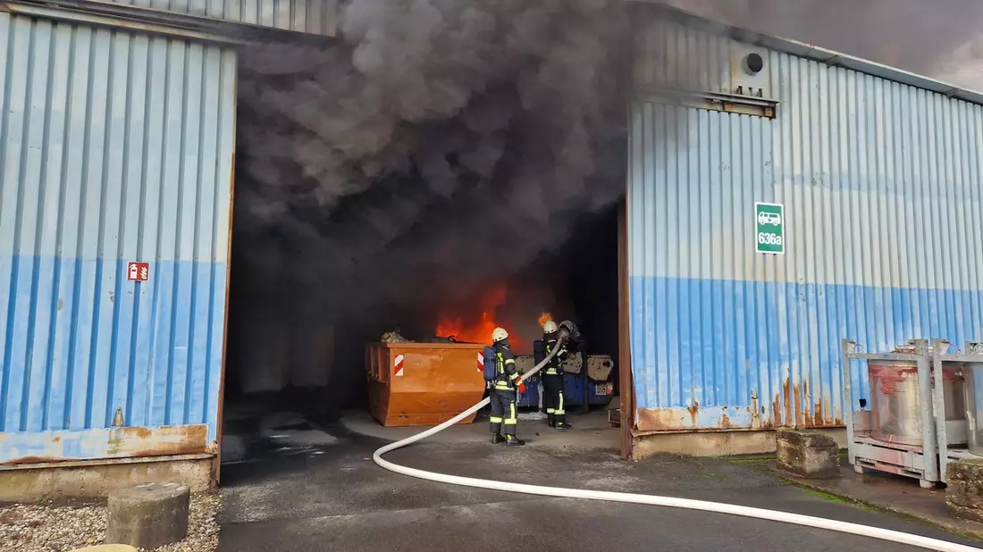 FW-MH: Brand in Lagerhalle-Rauchentwicklung weithin sichtbar - Bild: presseportal.de