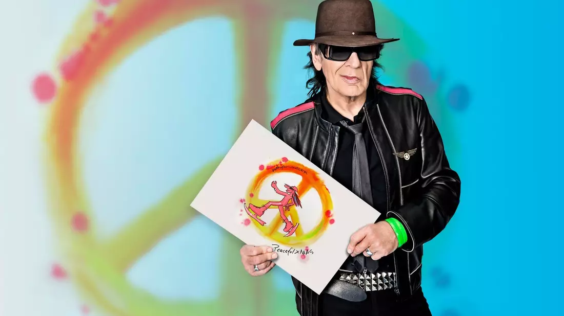 Rocksänger Udo Lindenberg zeigt die Weihnachtsgrußkarte, die er für das UN-Kinderhilfswerk Unicef gestaltet hat. - Bild: Tine Acke/Unicef/dpa