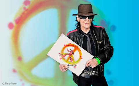 Rocksänger Udo Lindenberg zeigt die Weihnachtsgrußkarte, die er für das UN-Kinderhilfswerk Unicef gestaltet hat. - Foto: Tine Acke/Unicef/dpa Rocksänger Udo Lindenberg zeigt die Weihnachtsgrußkarte, die er für das UN-Kinderhilfswerk Unicef gestaltet hat. - Foto: Tine Acke/Unicef/dpa