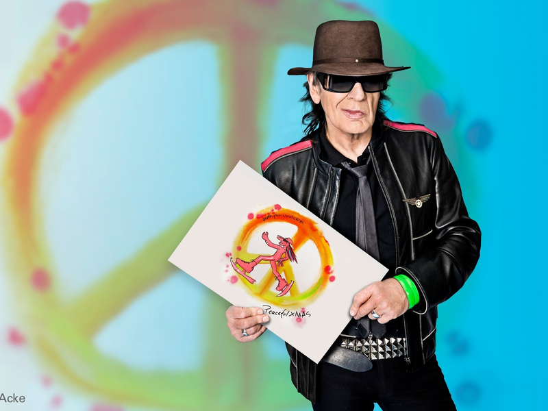 Rocksänger Udo Lindenberg zeigt die Weihnachtsgrußkarte, die er für das UN-Kinderhilfswerk Unicef gestaltet hat. - Foto: Tine Acke/Unicef/dpa