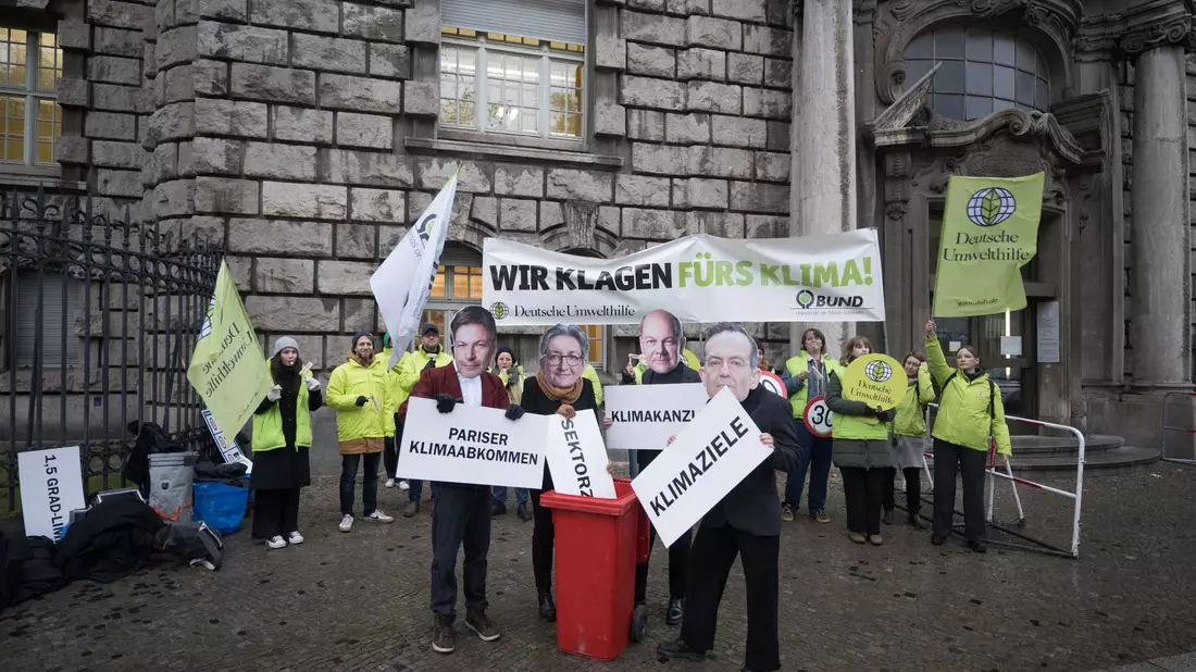 Aktivisten mit Masken von Wirtschaftsminister Habeck (l-r), Bauministerin Geywitz, Bundeskanzler Scholz und Verkehrsminister Wissing protestierten  vor dem Oberverwaltungsgericht Berlin. - Bild: Sebastian Christoph Gollnow/dpa