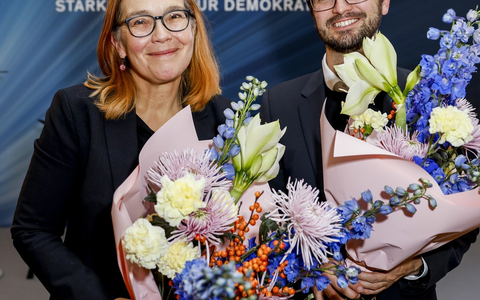 Preisverleihung: Die Organisation CeMAS und die Webdokumentation Gegen uns. erhalten für ihr zivilgesellschaftliches Engagement den Demokratiepreis Power for Democracy - Foto: presseportal.de
