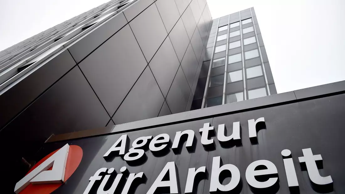 Die Bundesagentur für Arbeit: Die Arbeitslosenquote ist leicht gesunken. - Bild: Caroline Seidel/dpa