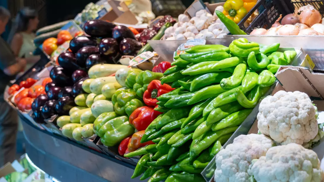 Gemüse wird an einem Stand auf einem Markt in Sevilla angeboten. Die Inflation in der Eurozone hat sich im November deutlich abgeschwächt. - Bild: Eduardo Briones/EUROPA PRESS/dpa
