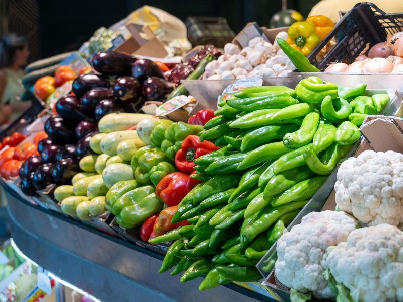 Gemüse wird an einem Stand auf einem Markt in Sevilla angeboten. Die Inflation in der Eurozone hat sich im November deutlich abgeschwächt. - Foto: Eduardo Briones/EUROPA PRESS/dpa
