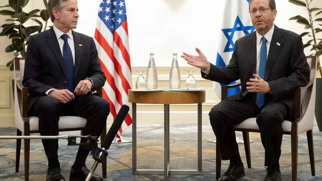 US-Außenminister Antony Blinken (l) trifft Israels Präsident Isaac Herzog. - Bild: Saul Loeb/Pool AFP/AP